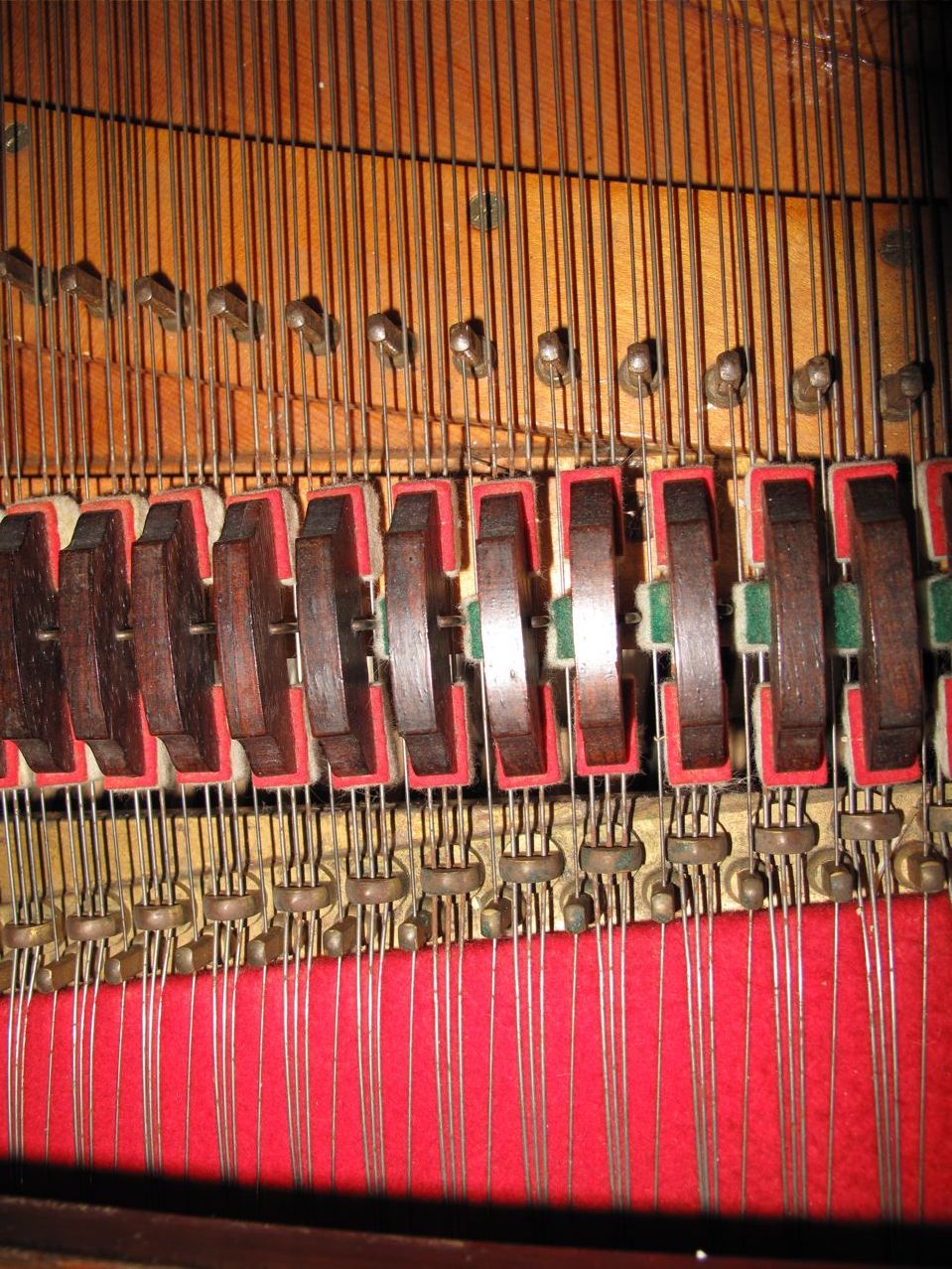Cordes et aliquot, intérieur de piano à queue