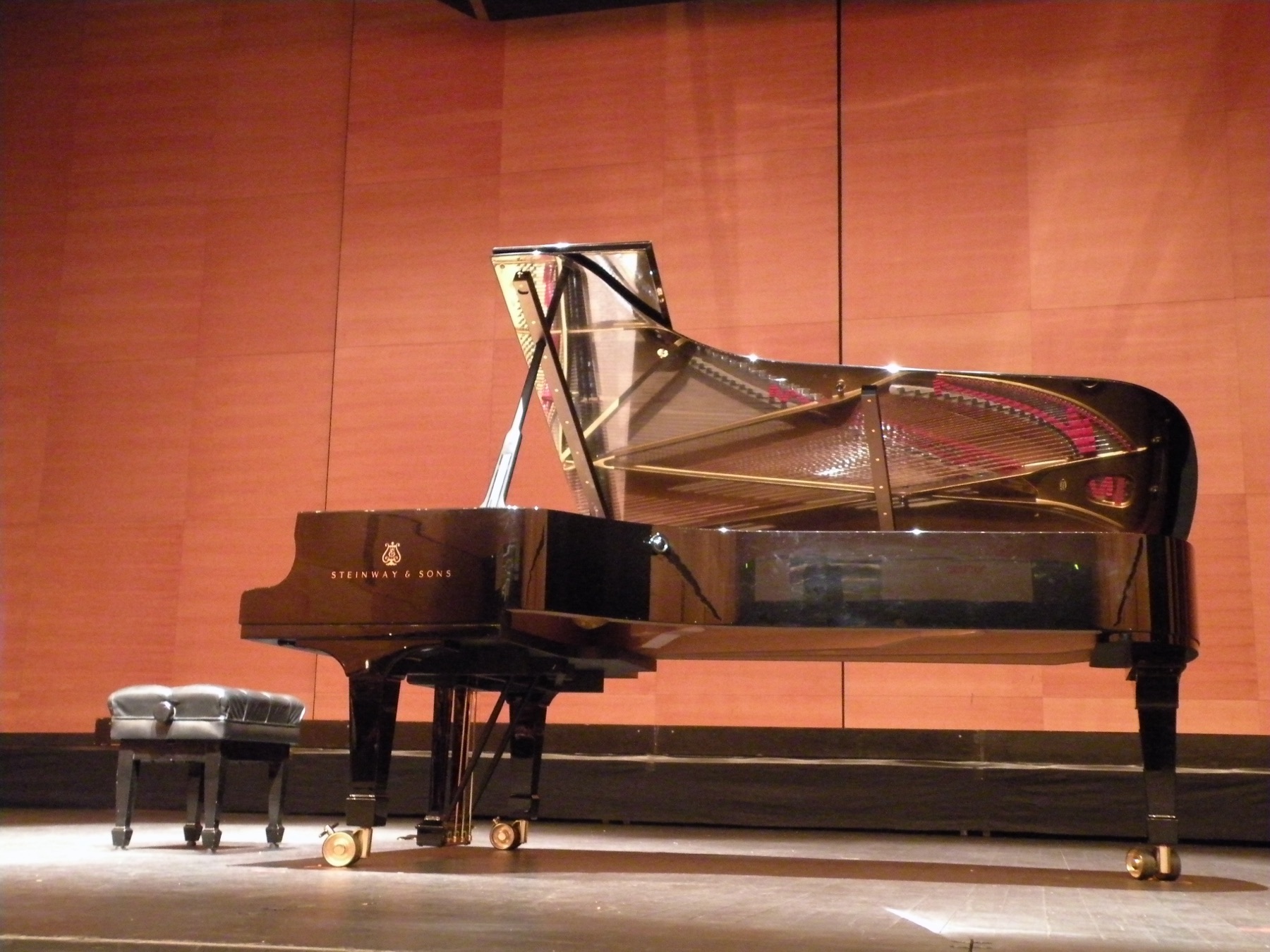 Piano à queue en salle d’écoute